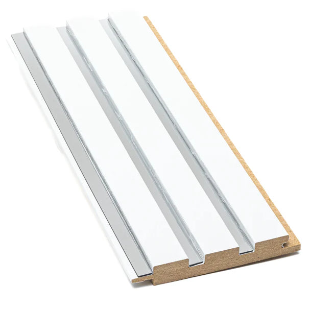 Riflaj decorativ din MDF alb cu inserții argintii – ideal pentru decor interior modern și elegant.