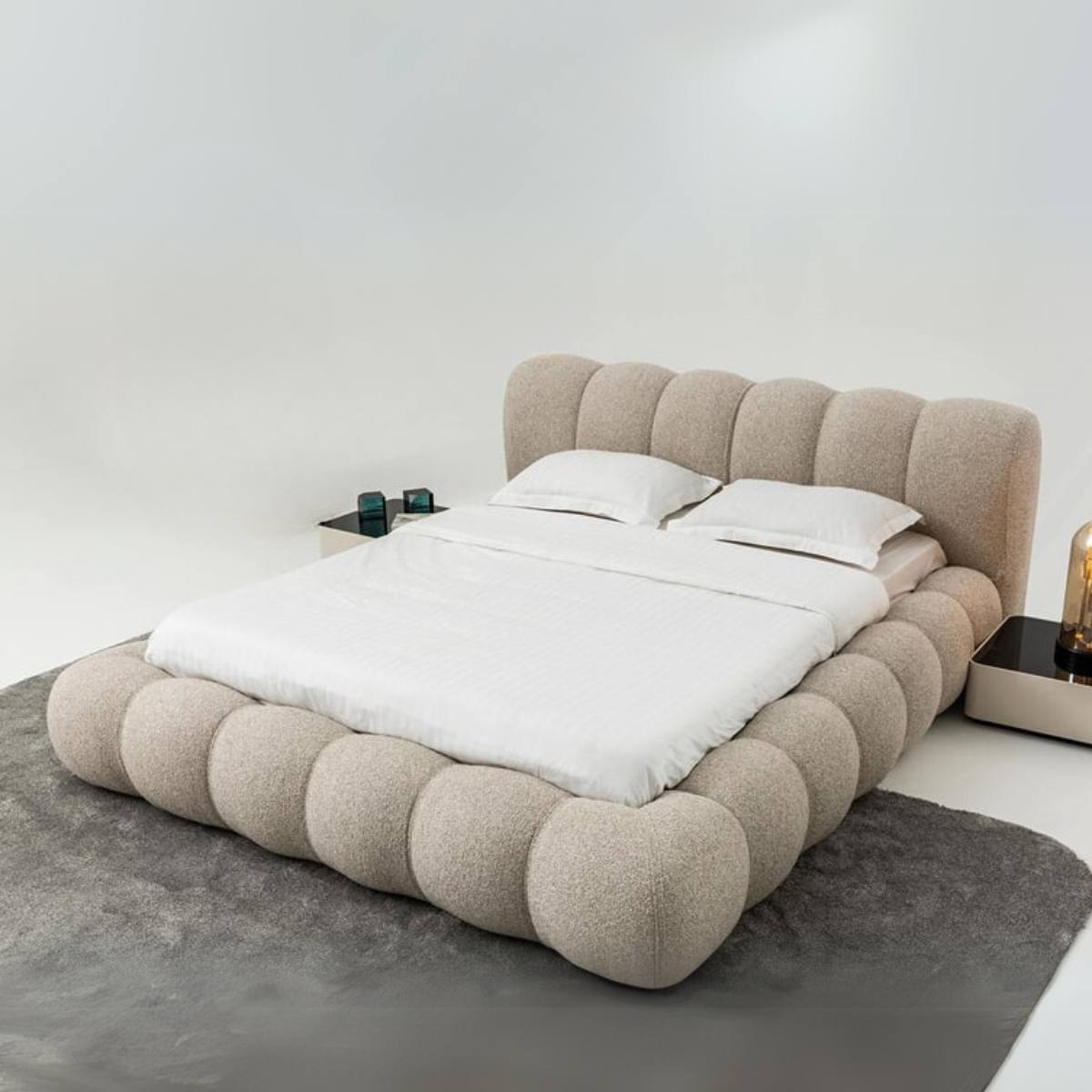 Pat boucle tapitat cu somiera inclusa, confort premium si stil contemporan