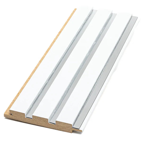 Riflaj decorativ din MDF alb cu inserții argintii – ideal pentru decor interior modern și elegant.