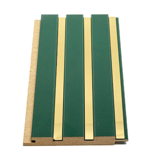 Riflaj decorativ din MDF verde cu inserții aurii – ideal pentru decor interior modern și elegant.