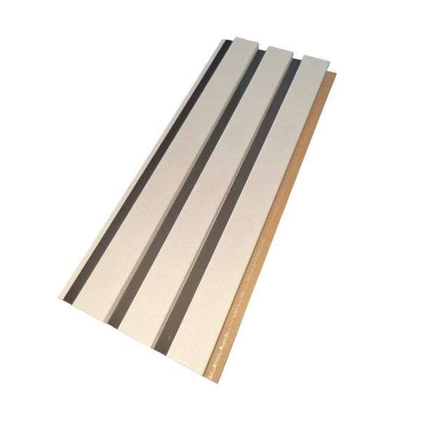 Riflaj decorativ din MDF bej cu inserții argintii efect mirror – ideal pentru decor interior modern și elegant.