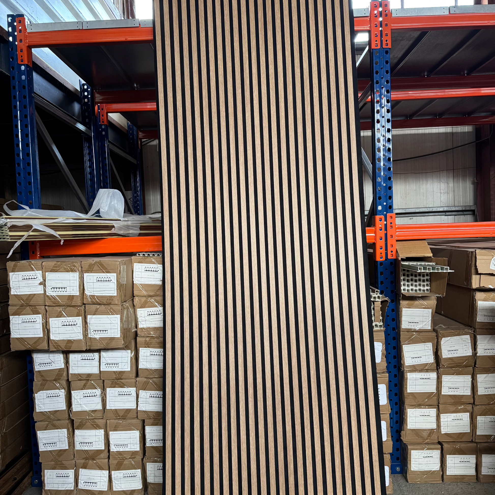 Panou riflaj acustic MDF Lemn 100x280cm, disponibil în Constanța – soluție decorativă și fonoabsorbantă ideală pentru case, birouri sau spații comerciale.