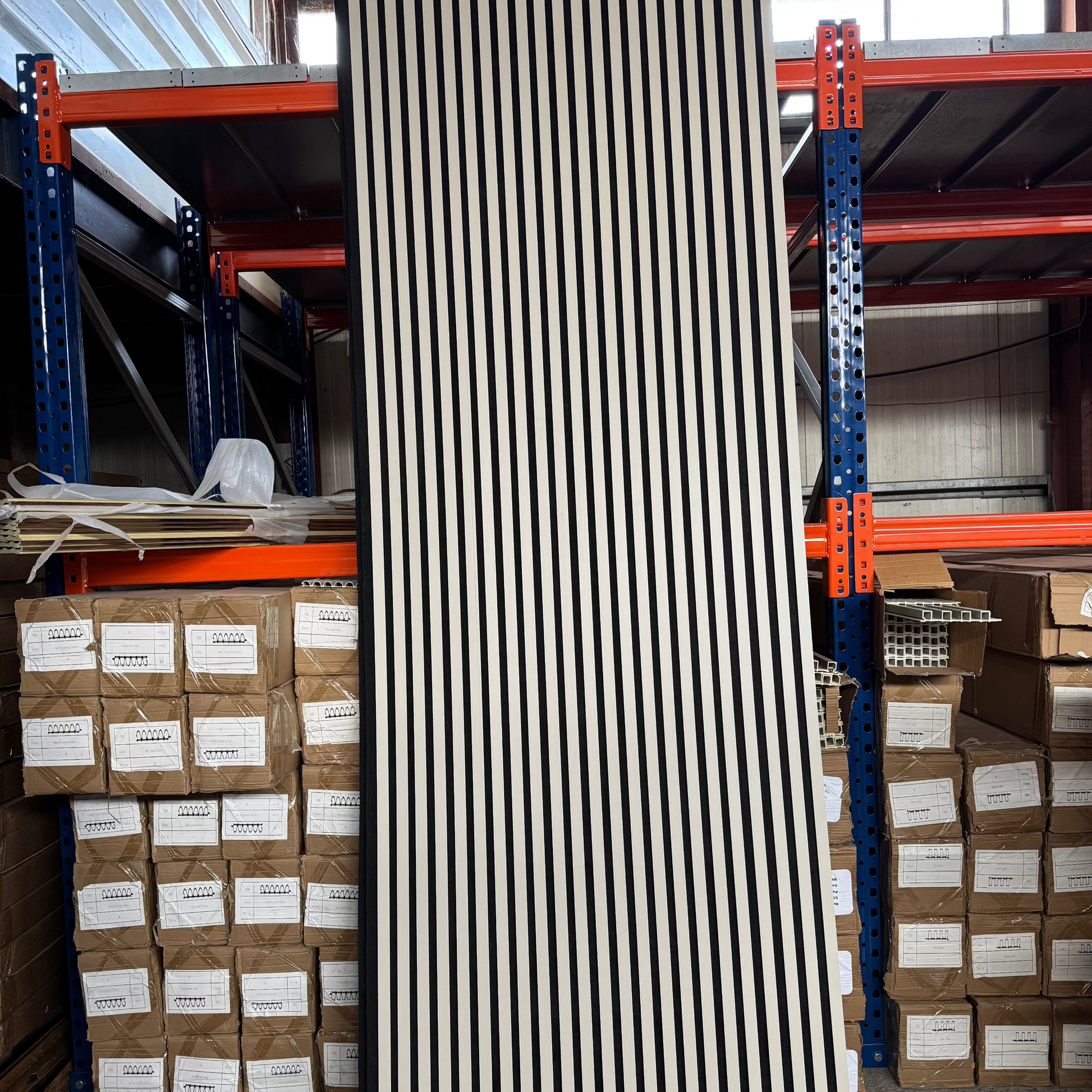 Panou riflaj acustic Bej 100x280cm, disponibil în Constanța – soluție decorativă și fonoabsorbantă ideală pentru case, birouri sau spații comerciale.