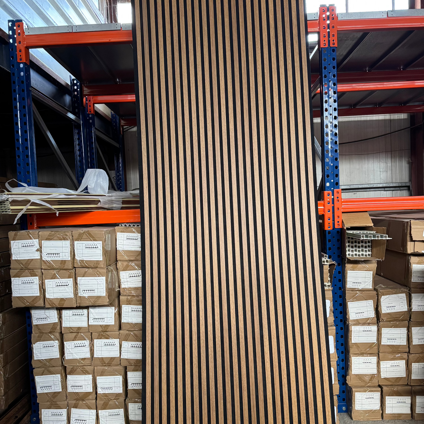 Panou riflaj acustic MDF Lemn 100x280cm, disponibil în Constanța – soluție decorativă și fonoabsorbantă ideală pentru case, birouri sau spații comerciale.