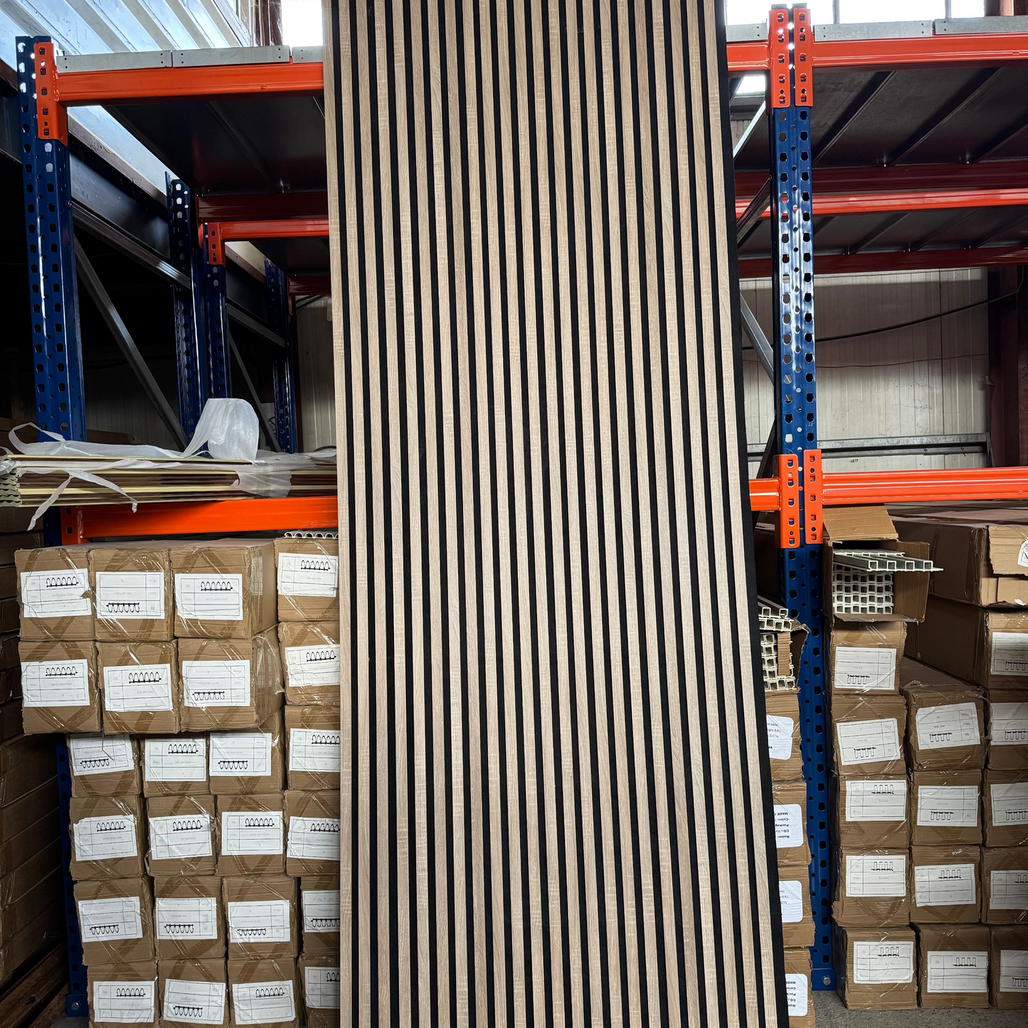 Panou riflaj acustic MDF Lemn 100x280cm, disponibil în Constanța – soluție decorativă și fonoabsorbantă ideală pentru case, birouri sau spații comerciale.