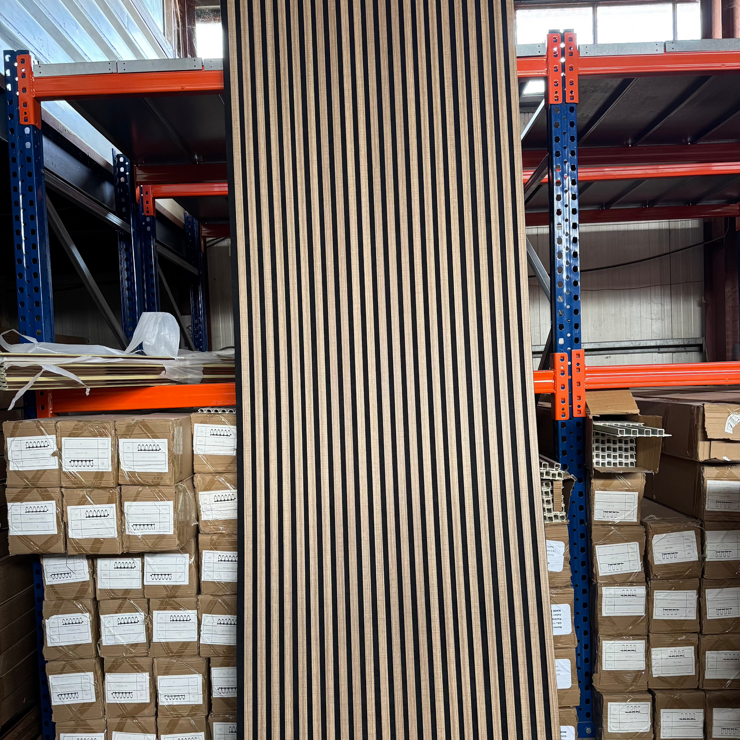 Panou riflaj acustic MDF Lemn 100x280cm, disponibil în Constanța – soluție decorativă și fonoabsorbantă ideală pentru case, birouri sau spații comerciale.