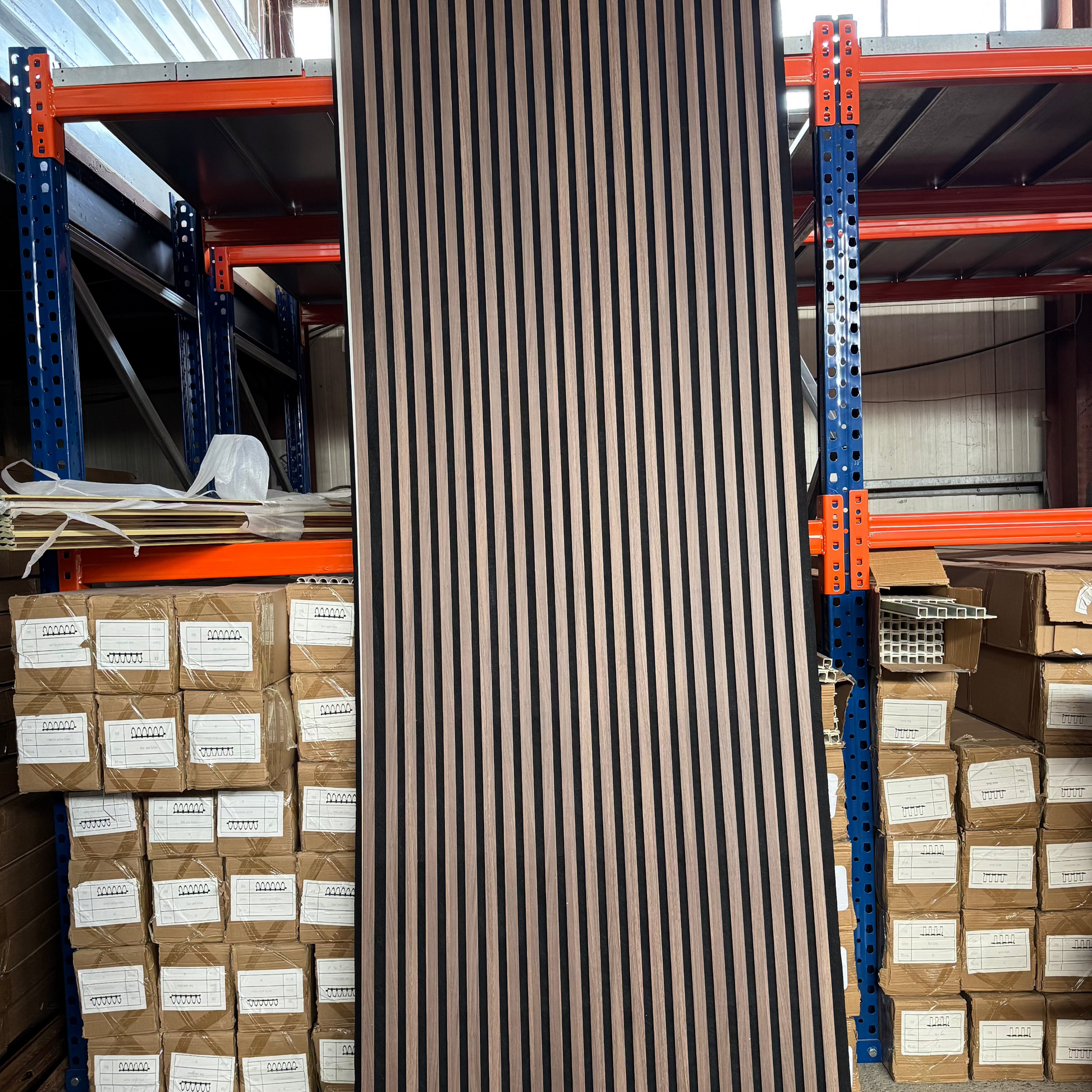 Panou riflaj acustic MDF Lemn 100x280cm, disponibil în Constanța – soluție decorativă și fonoabsorbantă ideală pentru case, birouri sau spații comerciale.