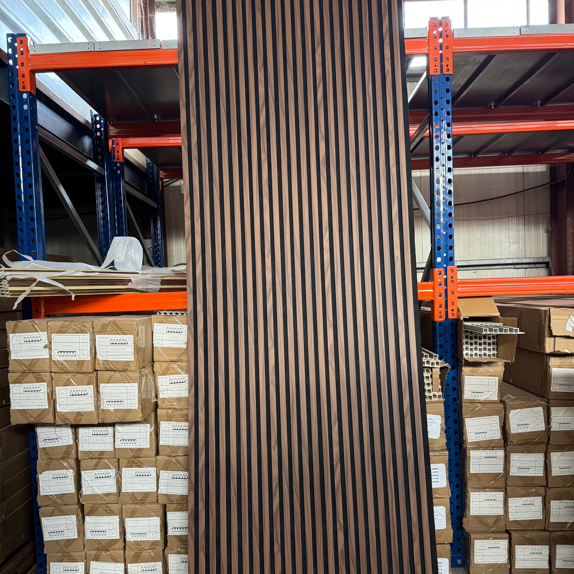 Panou riflaj acustic  MDF Lemn 100x280cm, disponibil în Constanța – soluție decorativă și fonoabsorbantă ideală pentru case, birouri sau spații comerciale.