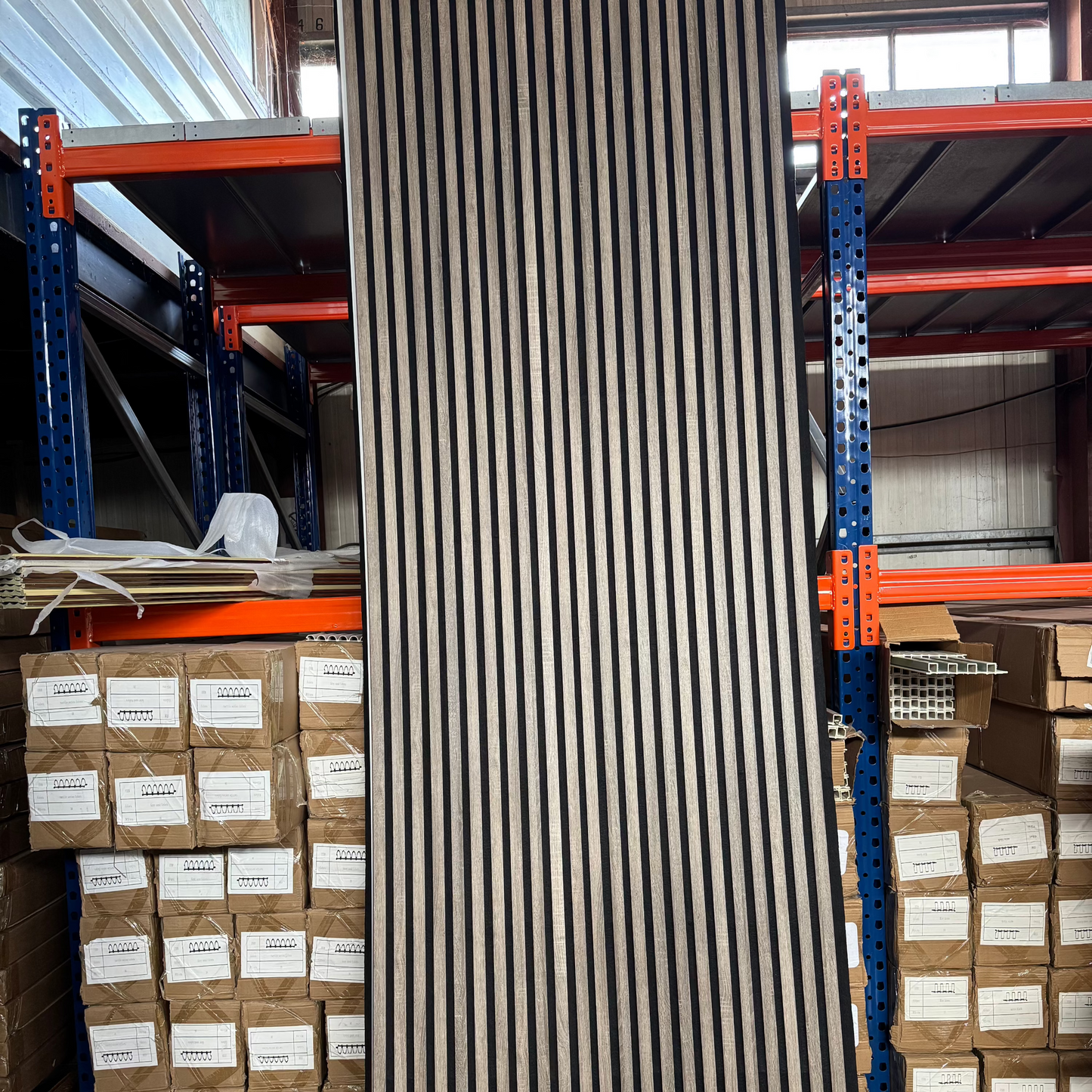 Panou riflaj acustic MDF Lemn 100x280cm, disponibil în Constanța – soluție decorativă și fonoabsorbantă ideală pentru case, birouri sau spații comerciale.