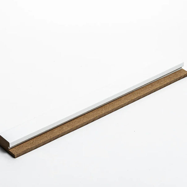 Riflaj decorativ din MDF alb – ideal pentru decor interior modern și elegant.