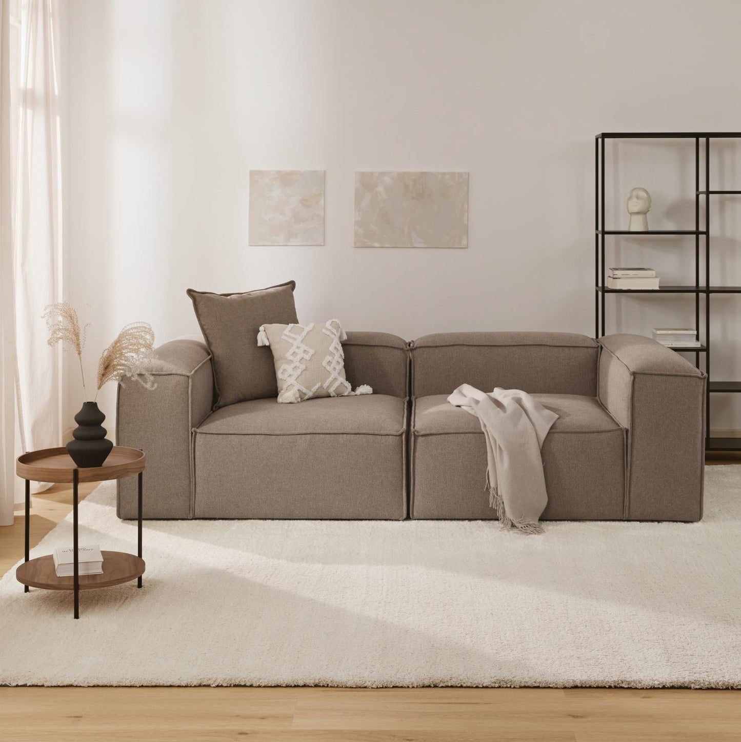 Canapea modulara Frame Calm amplasata in living modern