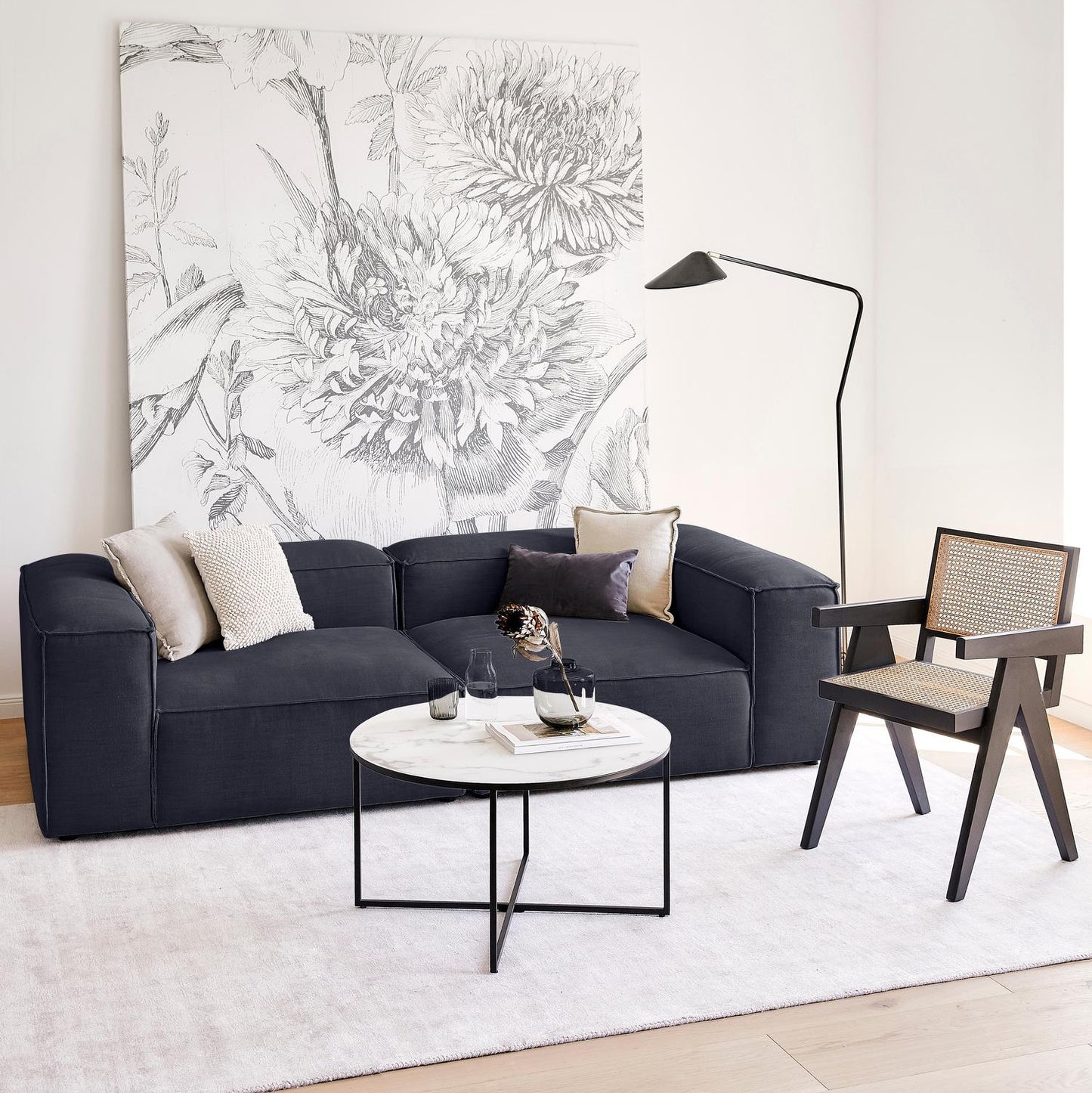 Canapea Frame Navy amplasata in living modern